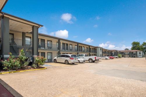 econo lodge lake charles university area