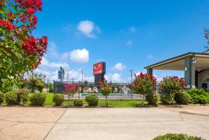 econo lodge lake charles university area