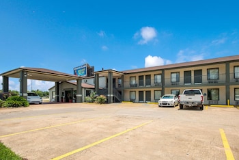 econo lodge lake charles university area