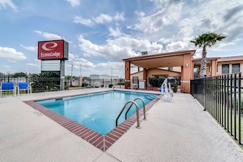 econo lodge lake charles university area