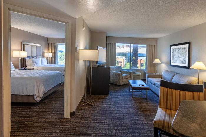 holiday inn and suites scottsdale north airpark