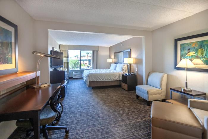 holiday inn and suites scottsdale north airpark