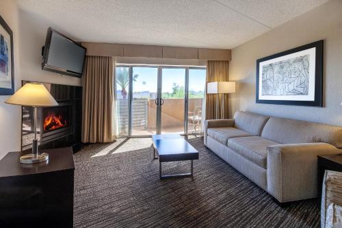 holiday inn and suites scottsdale north airpark