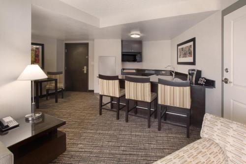 holiday inn and suites scottsdale north airpark
