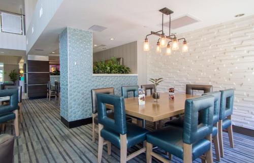 holiday inn and suites scottsdale north airpark