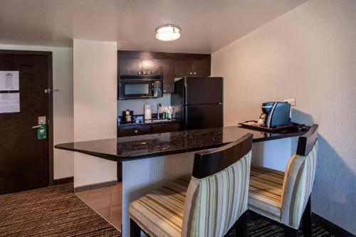 holiday inn and suites scottsdale north airpark