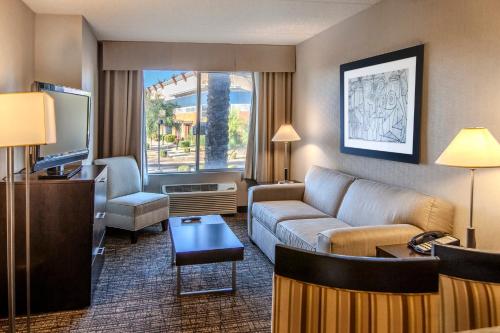 holiday inn and suites scottsdale north airpark
