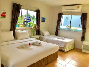 J Holiday Inn,Near Wat Kaew Korawaram,3 star