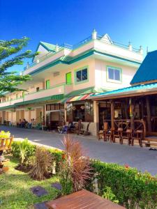 J Holiday Inn,Near Wat Kaew Korawaram,3 star