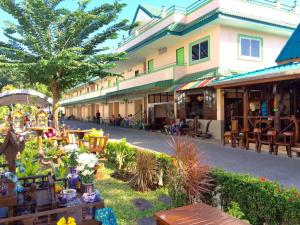 J Holiday Inn,Near Wat Kaew Korawaram,3 star