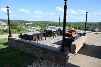 giles hotel inn and suites