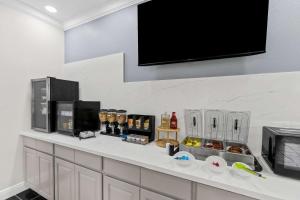 econo lodge inn and suites beaumont