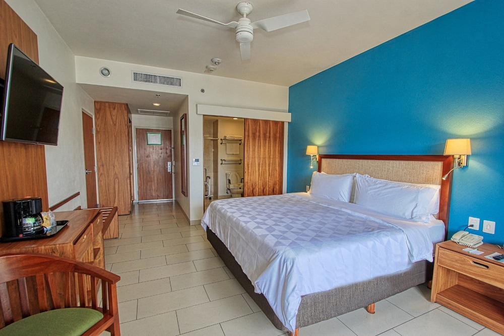 holiday inn huatulco by ihg