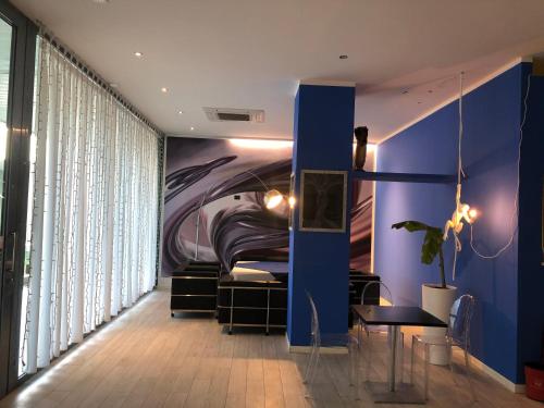 blue shades aparthotel