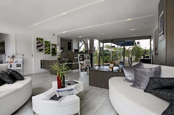 kyriad montpellier aeroport gare tgv sud de france