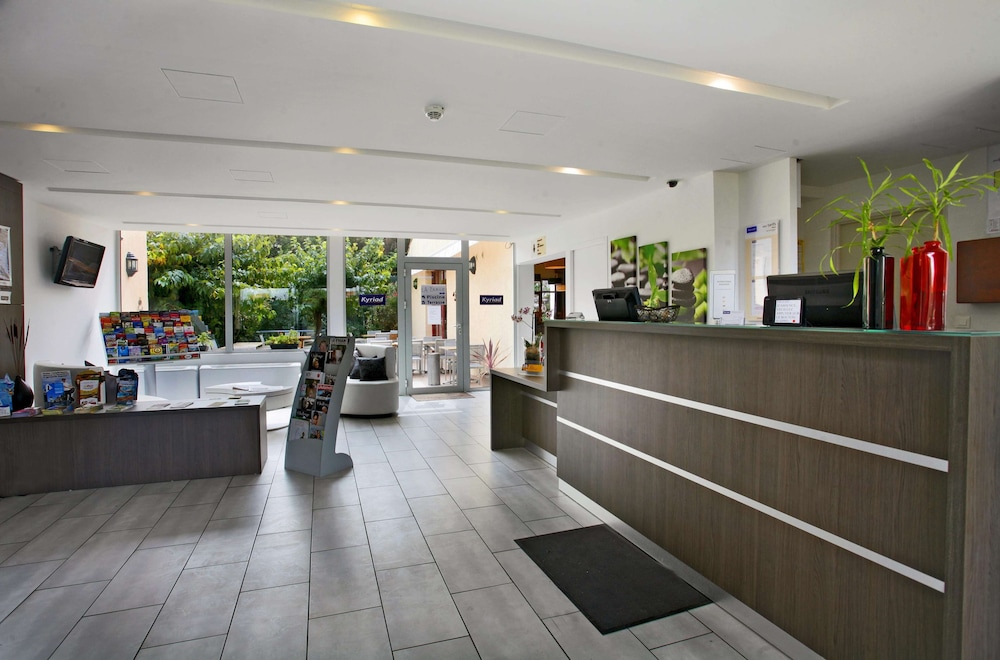 kyriad montpellier aeroport gare tgv sud de france