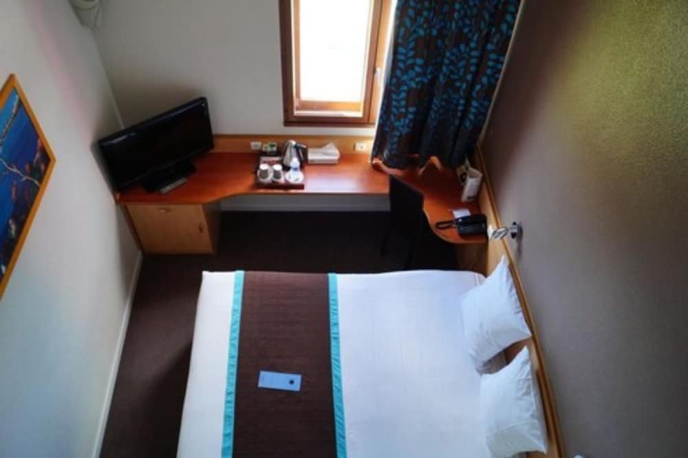 kyriad montpellier aeroport gare tgv sud de france