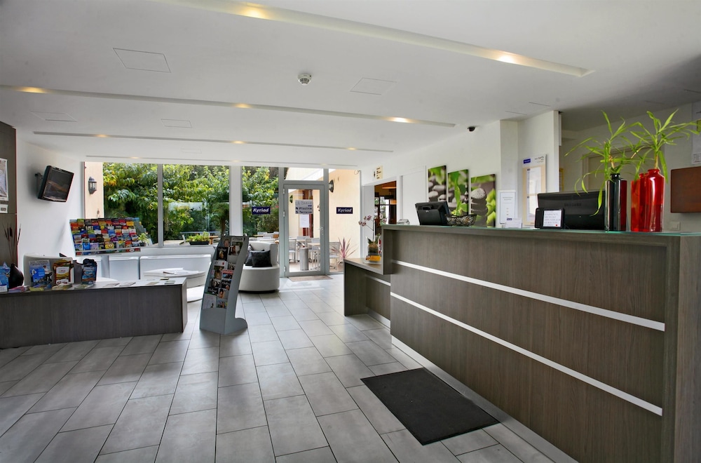 kyriad montpellier aeroport gare tgv sud de france