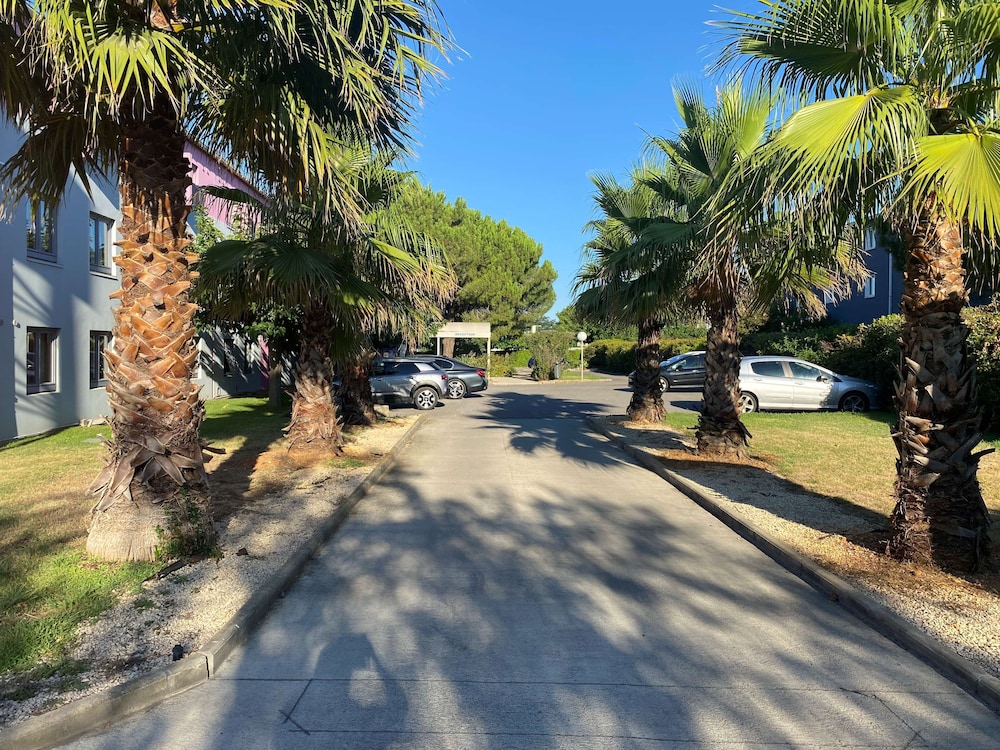 kyriad montpellier aeroport gare tgv sud de france