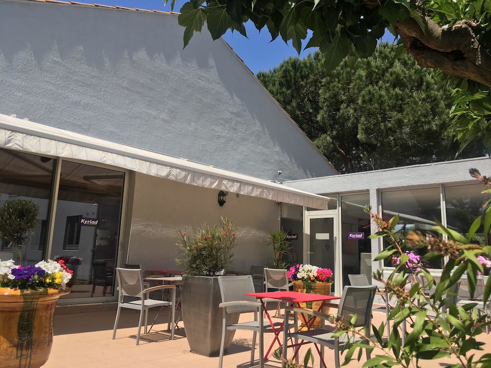 kyriad montpellier aeroport gare tgv sud de france