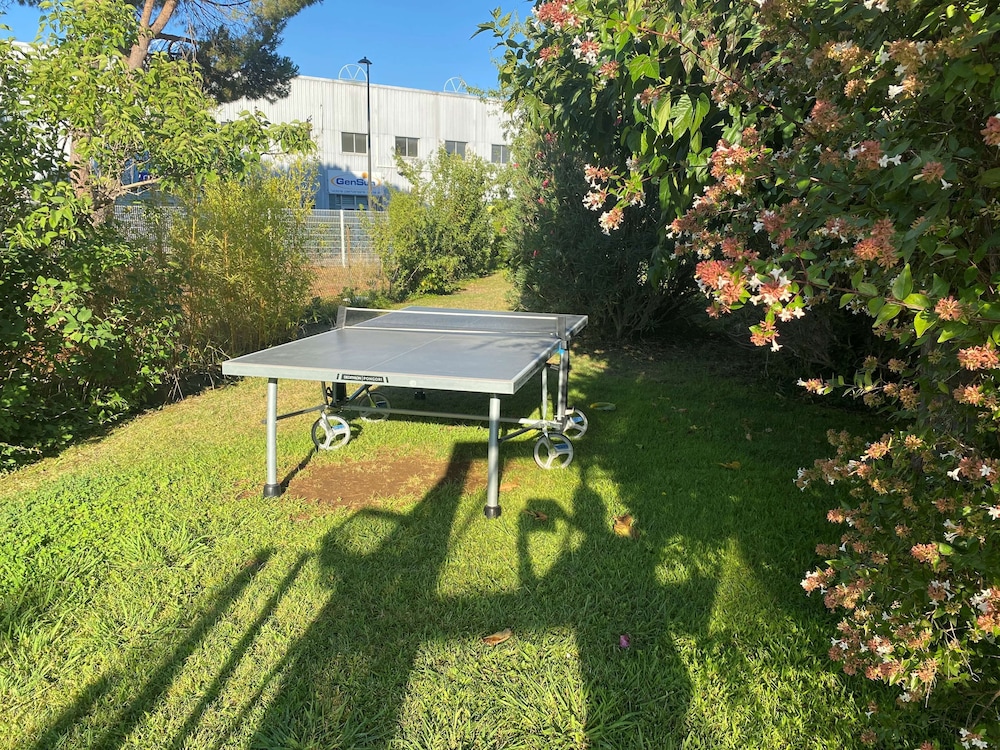 kyriad montpellier aeroport gare tgv sud de france