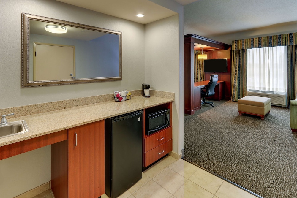 hampton inn and suites indianapolis airport