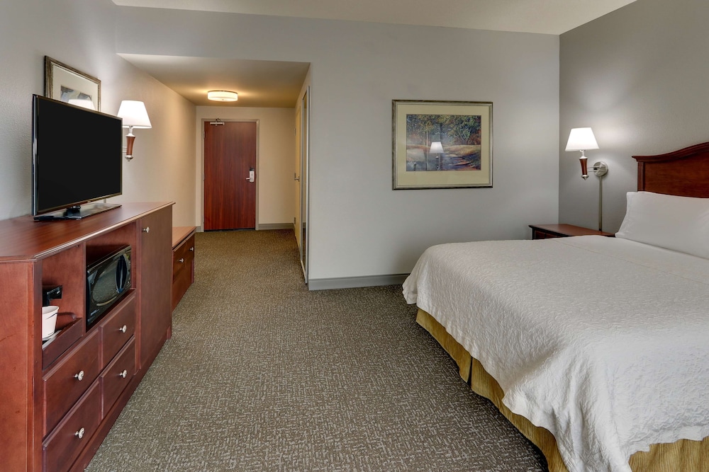 hampton inn and suites indianapolis airport