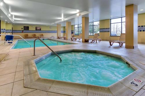 hampton inn and suites indianapolis airport