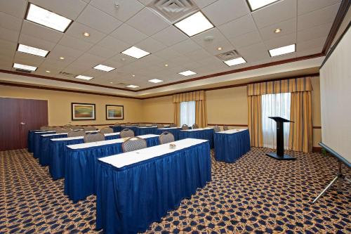 hampton inn and suites indianapolis airport