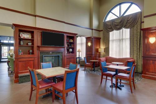 hampton inn and suites indianapolis airport