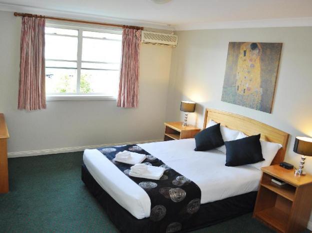 meadowbrook hotel