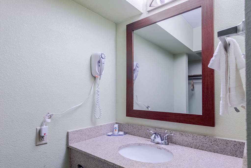 quality inn and suites university area