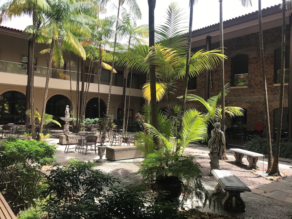 atrium quinta de pedras hotel
