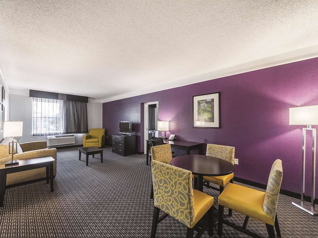 la quinta inn and suites by wyndham san antonio downtown