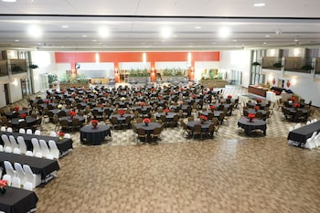 River's Edge Convention Center,,2 star