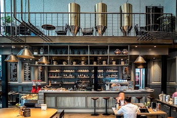 Conrad Shanghai,Near Nanjing Road Shopping District,5 star