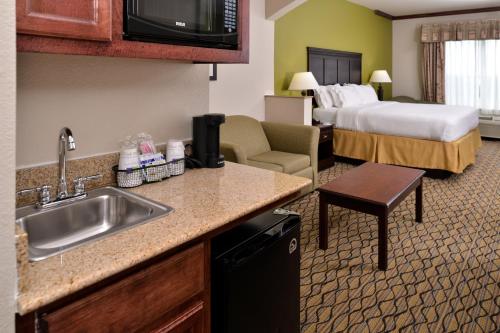 holiday inn express suites sherman hwy 75