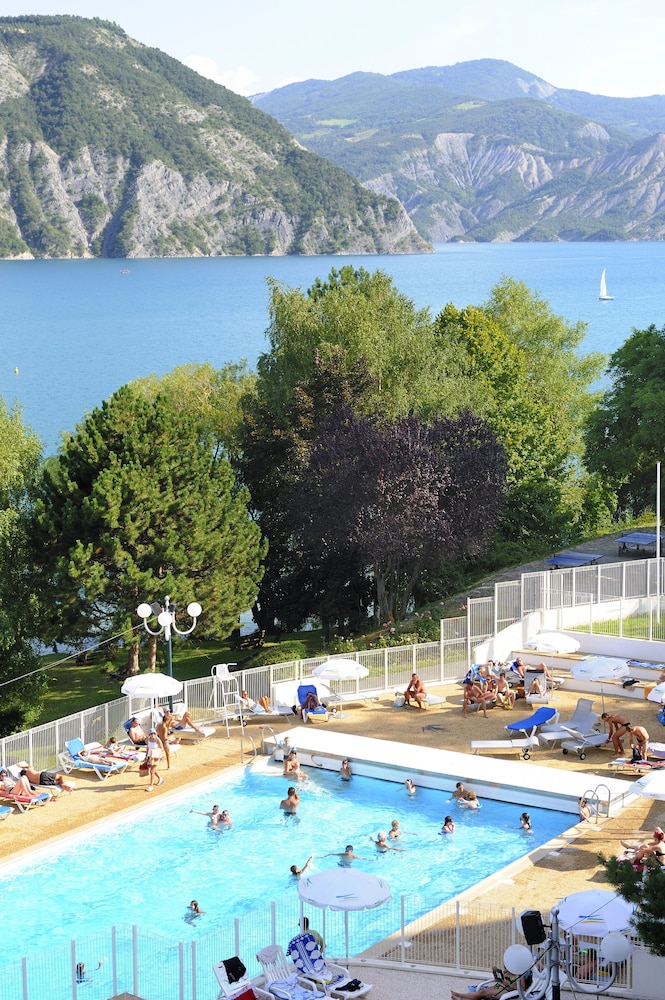 village club les hyvans