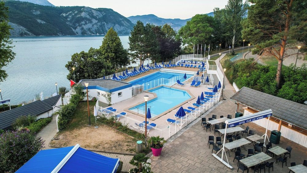village club les hyvans