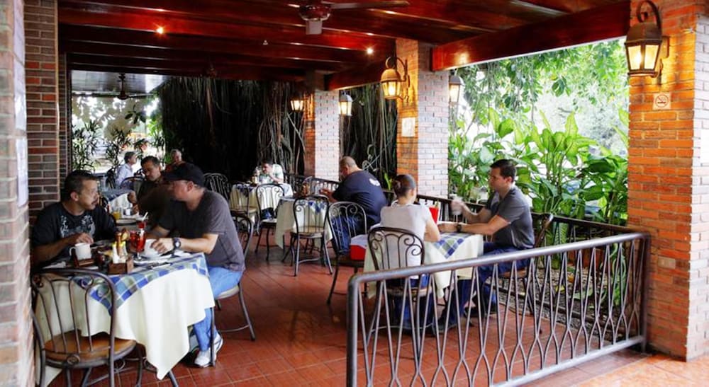 hotel boyeros