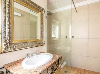 afrique boutique hotel o r tambo