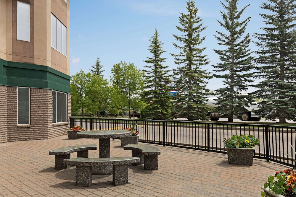 super 8 by wyndham calgary shawnessy area