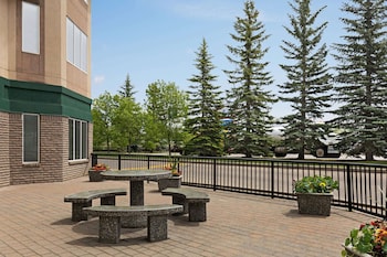 super 8 by wyndham calgary shawnessy area