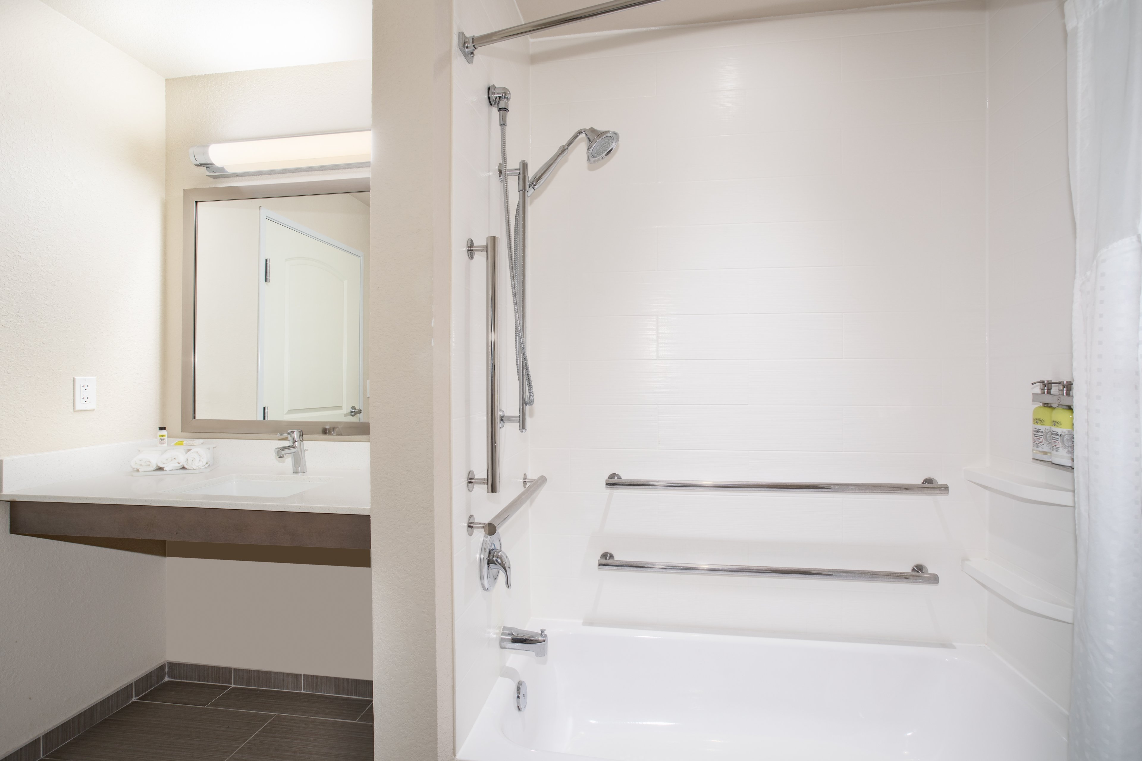 holiday inn express and suites manhattan by ihg