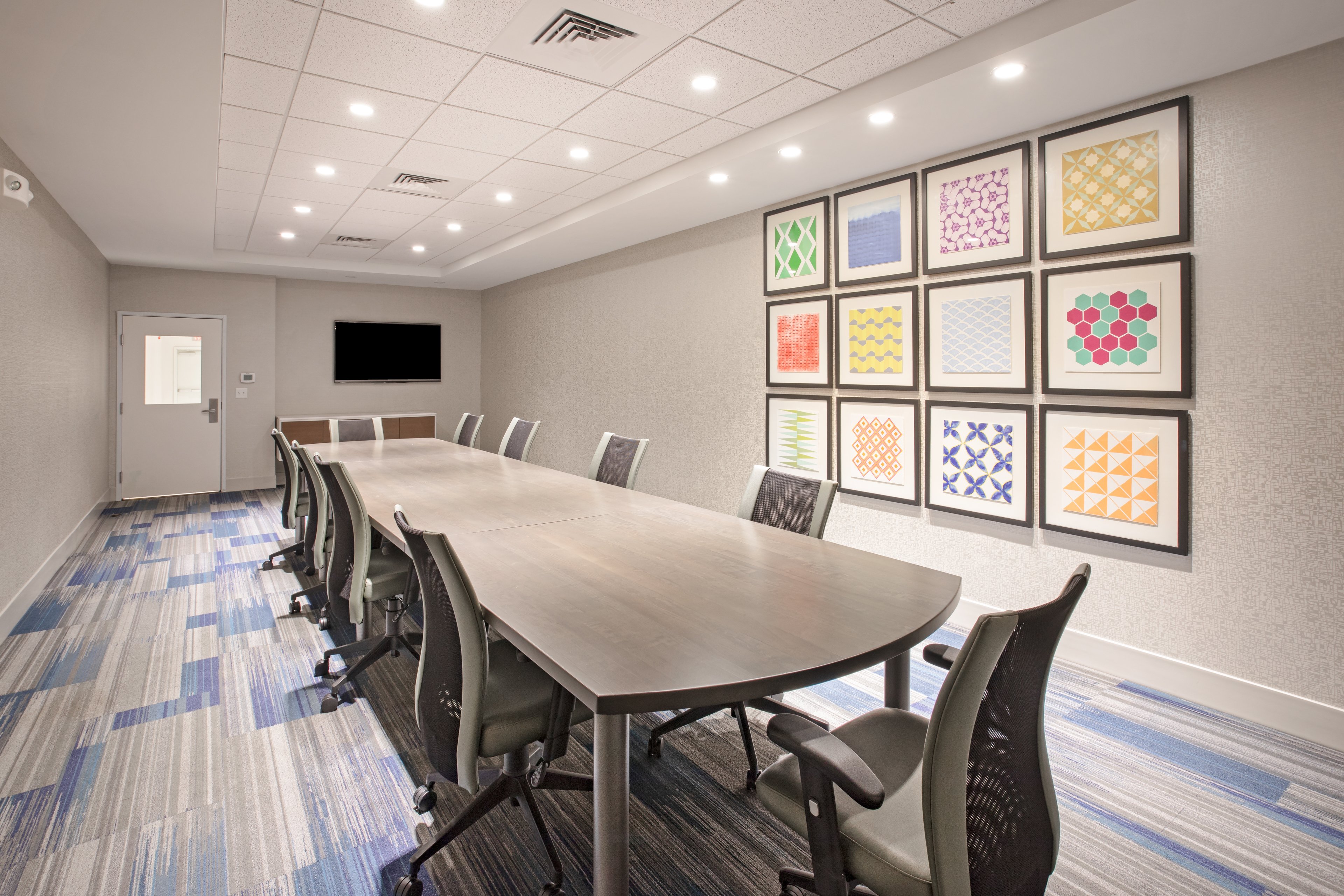 holiday inn express and suites manhattan by ihg