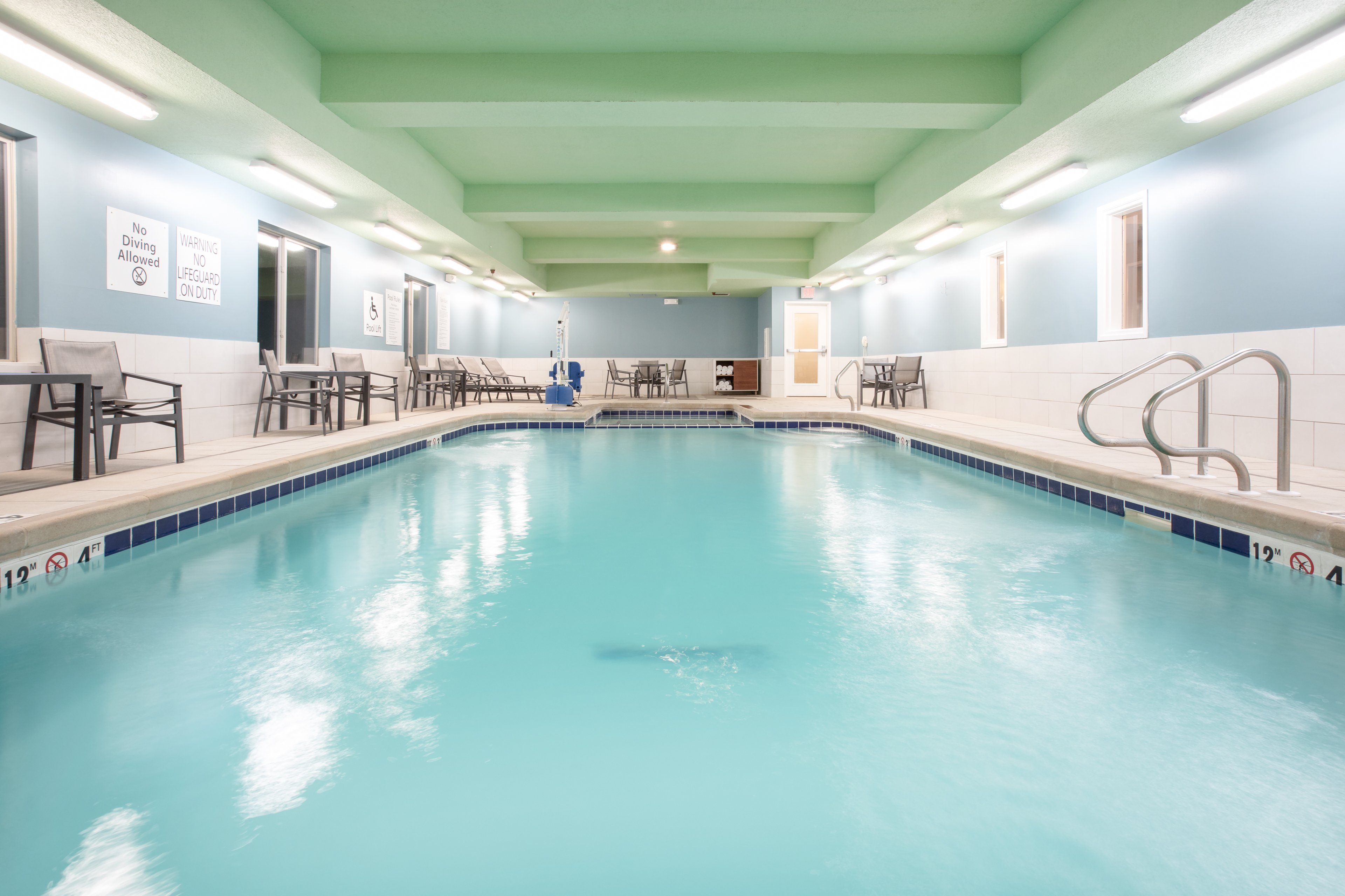 holiday inn express and suites manhattan by ihg