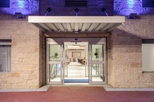 holiday inn express and suites manhattan by ihg