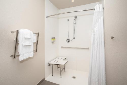 holiday inn express and suites manhattan by ihg