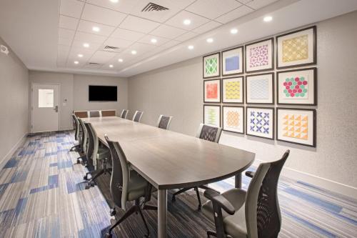 holiday inn express and suites manhattan by ihg