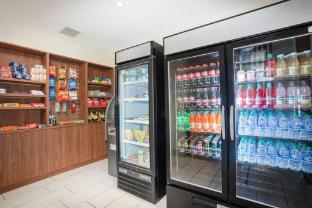 holiday inn express and suites manhattan by ihg
